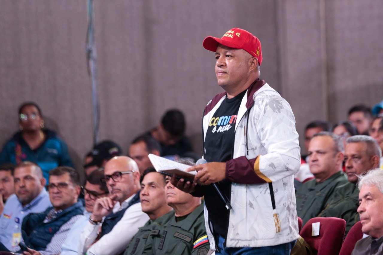 Maduro designa a ministro de Comunas rector de plan de viviendas