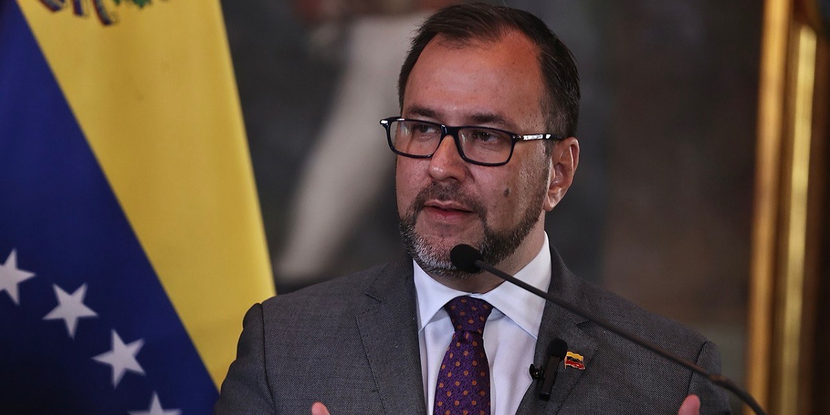 Gil a embajadora de EEUU en Honduras: farsante y sinvergüenza