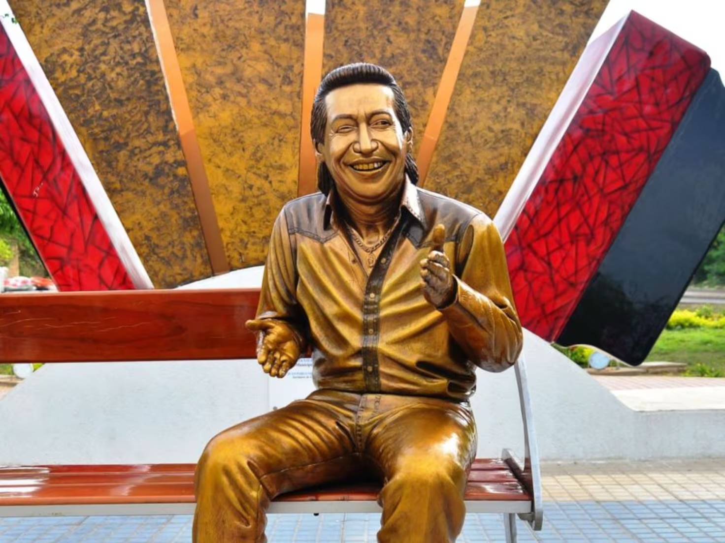 Mujer asegura haber quedado embarazada de estatua de Diomedes Díaz
