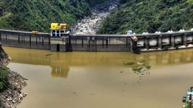 Ecuador restablece suministro de energía tras apagón masivo