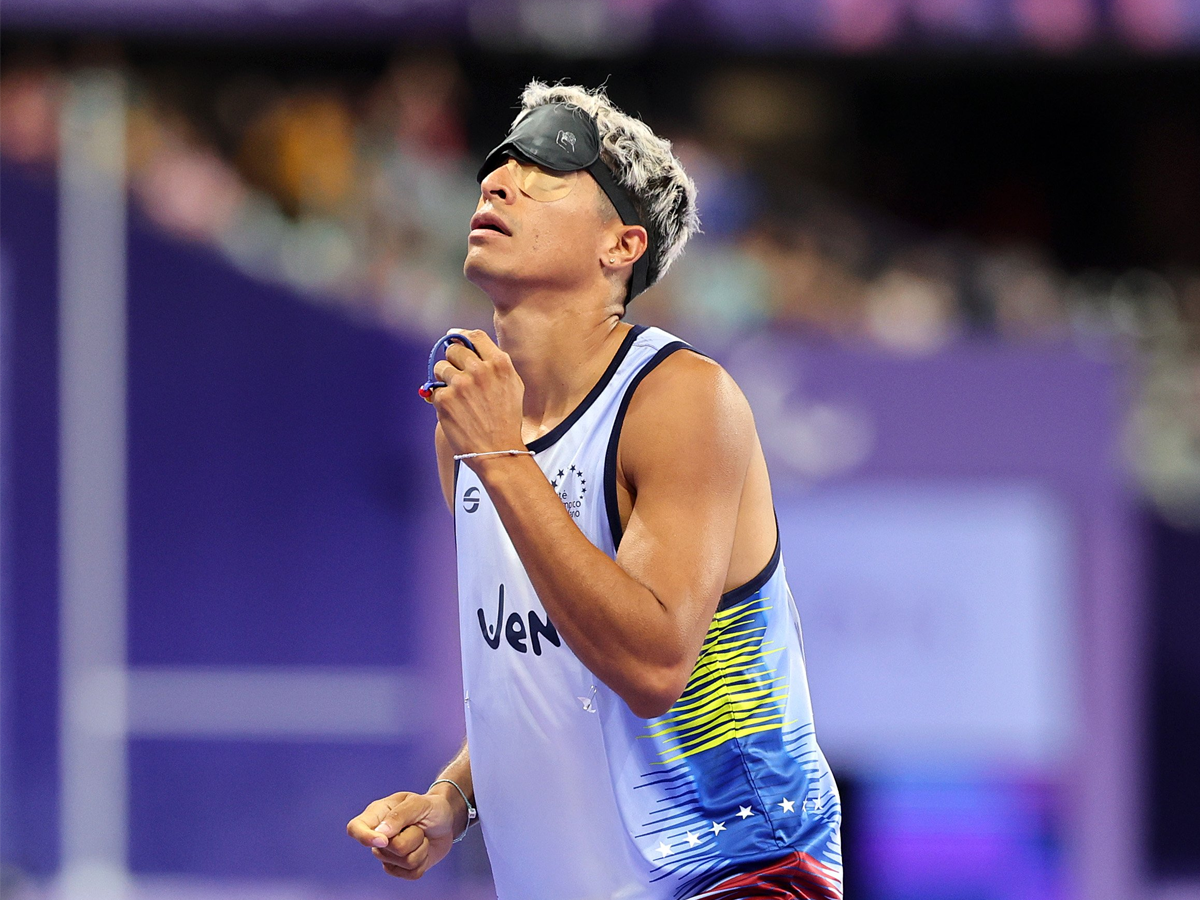 Enderson Santos se baña de oro con marca personal