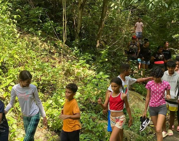 Jóvenes guaireños disfrutan del senderismo en el Reto Juvenil