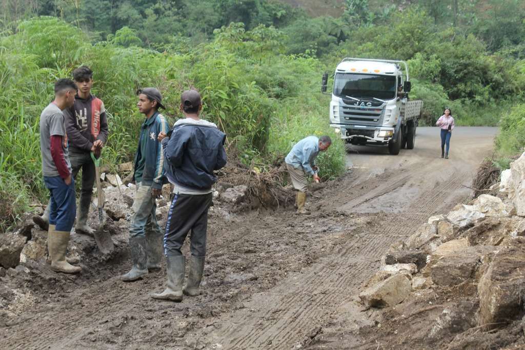 Paso en la vía Barinas - Mérida se mantiene restringido tras derrumbes