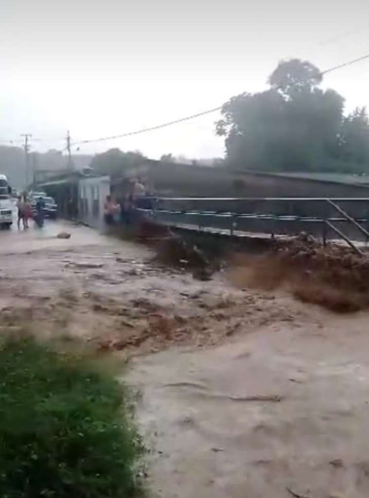 Lluvias provocaron el desbordamiento del río Juan Burro en Carúpano
