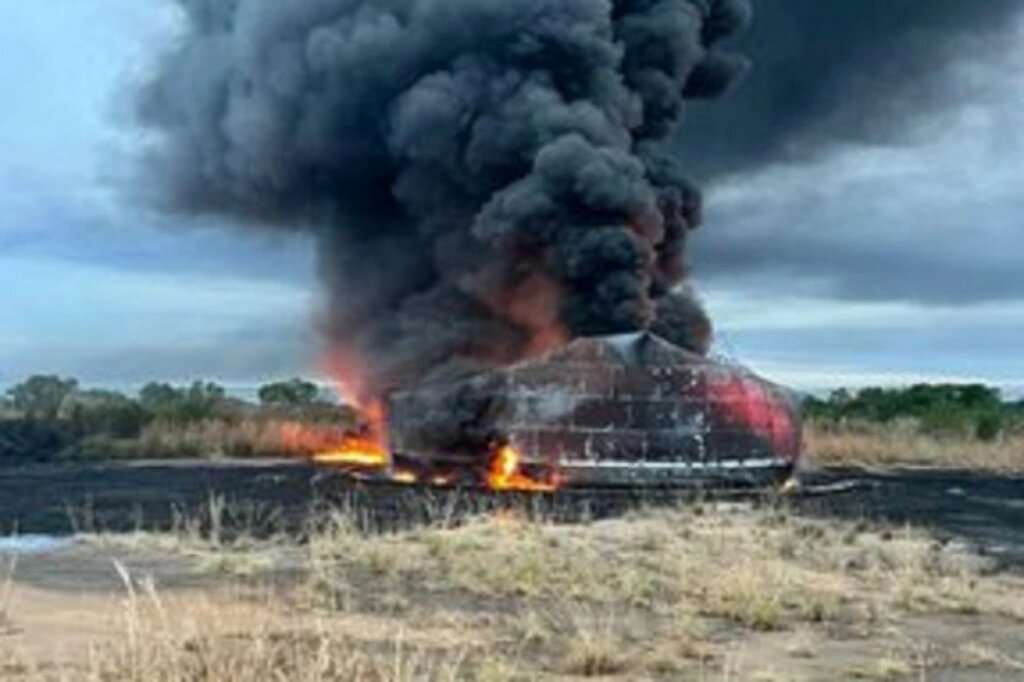 Rayo provocó incendio en tanque petrolero de Pdvsa