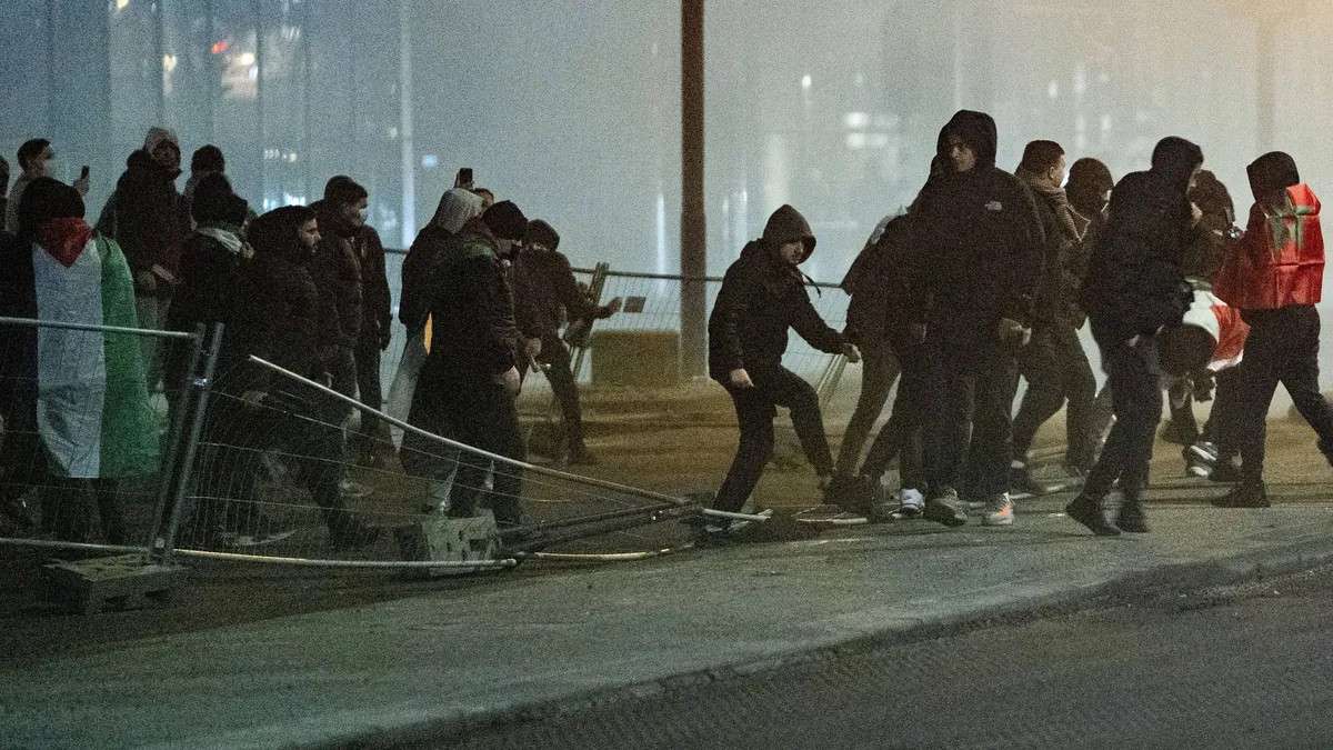 Hinchas israelíes atacan a rivales pro-palestinos en Amsterdam y reciben golpiza