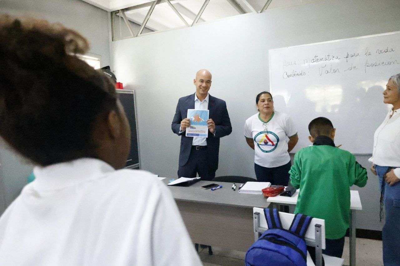 Más lectura y menos redes sociales propone el ministro Héctor Rodríguez