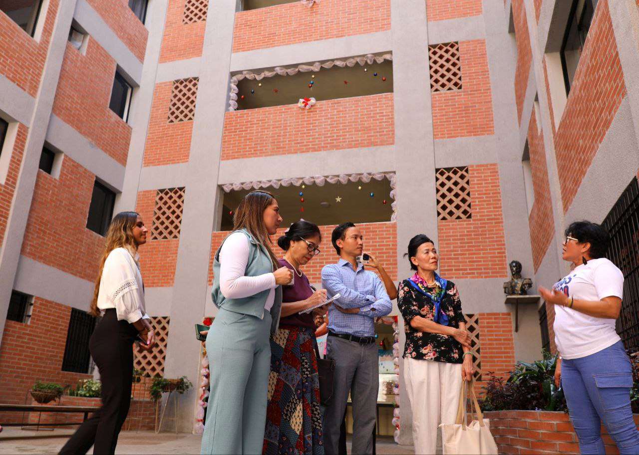 Mujeres de Vietnam conocen espacios construidos en Revolución Bolivariana