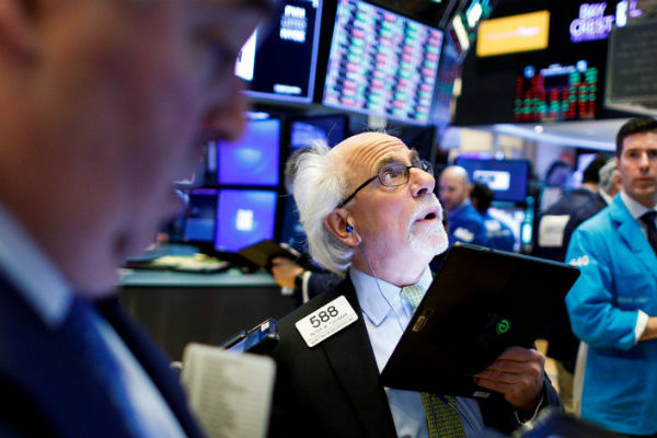 Wall Street cae, presa de la aversión al riesgo tras datos de empleo