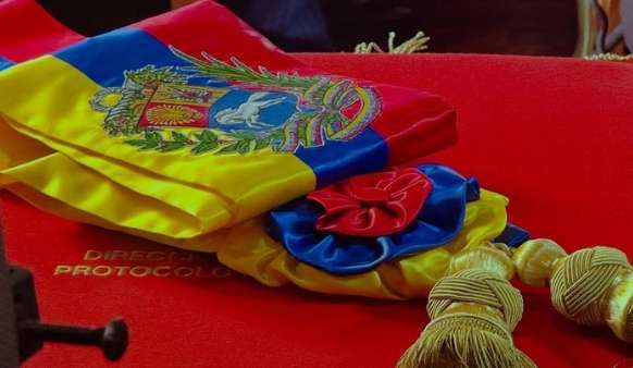 Banda presidencial fue tejida por hombres y mujeres de Caracas
