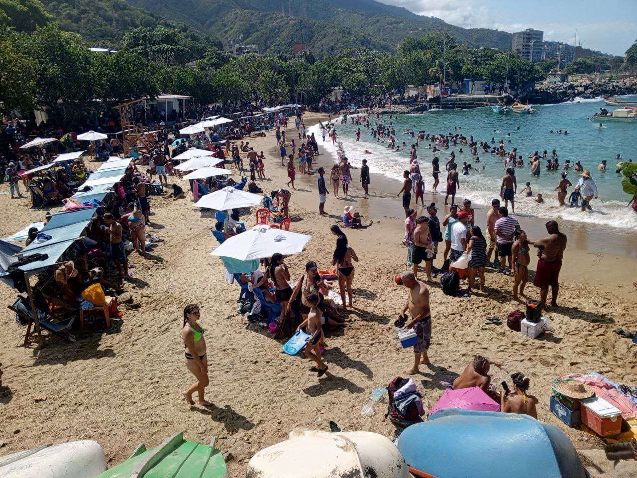 Bañistas llenaron las playas de La Guaira para dar la bienvenida al 2025