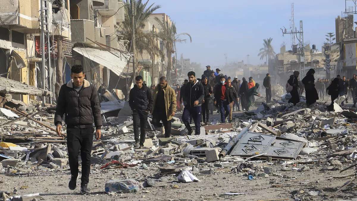 Palestinos regresan a Gaza y reciben ayuda humanitaria tras cese al fuego