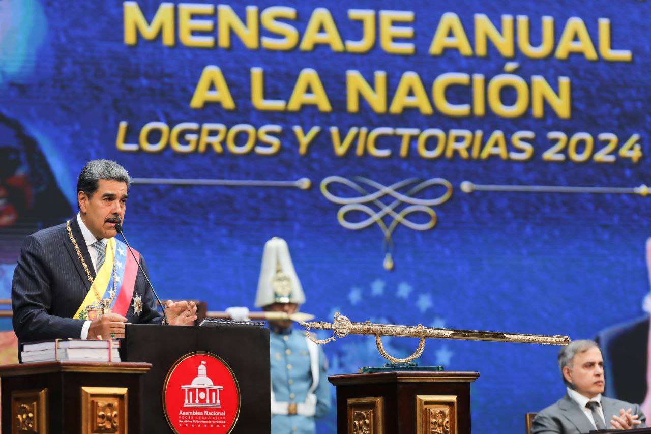 Presidente firma decreto que crea comisión para reforma de la Carta Magna
