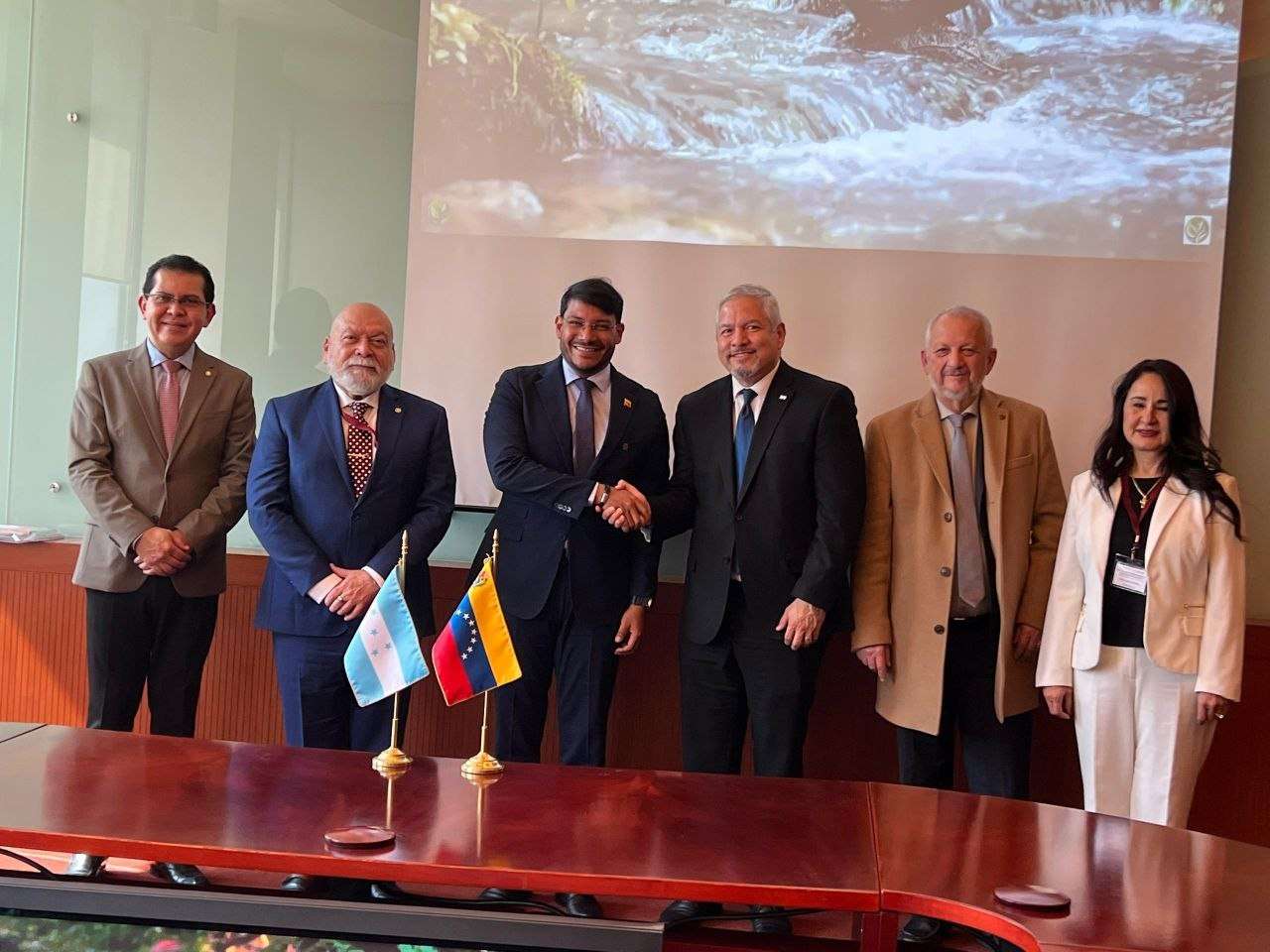 Venezuela exige levantamiento de sanciones durante reunión sobre movilidad humana