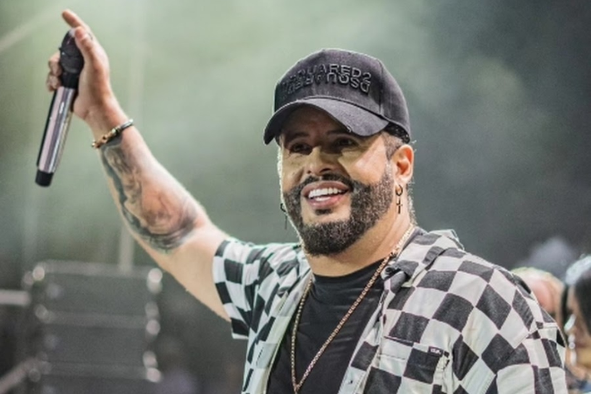 Nelson Velásquez continúa su carrera musical mientras enfrenta desafíos legales en la corte