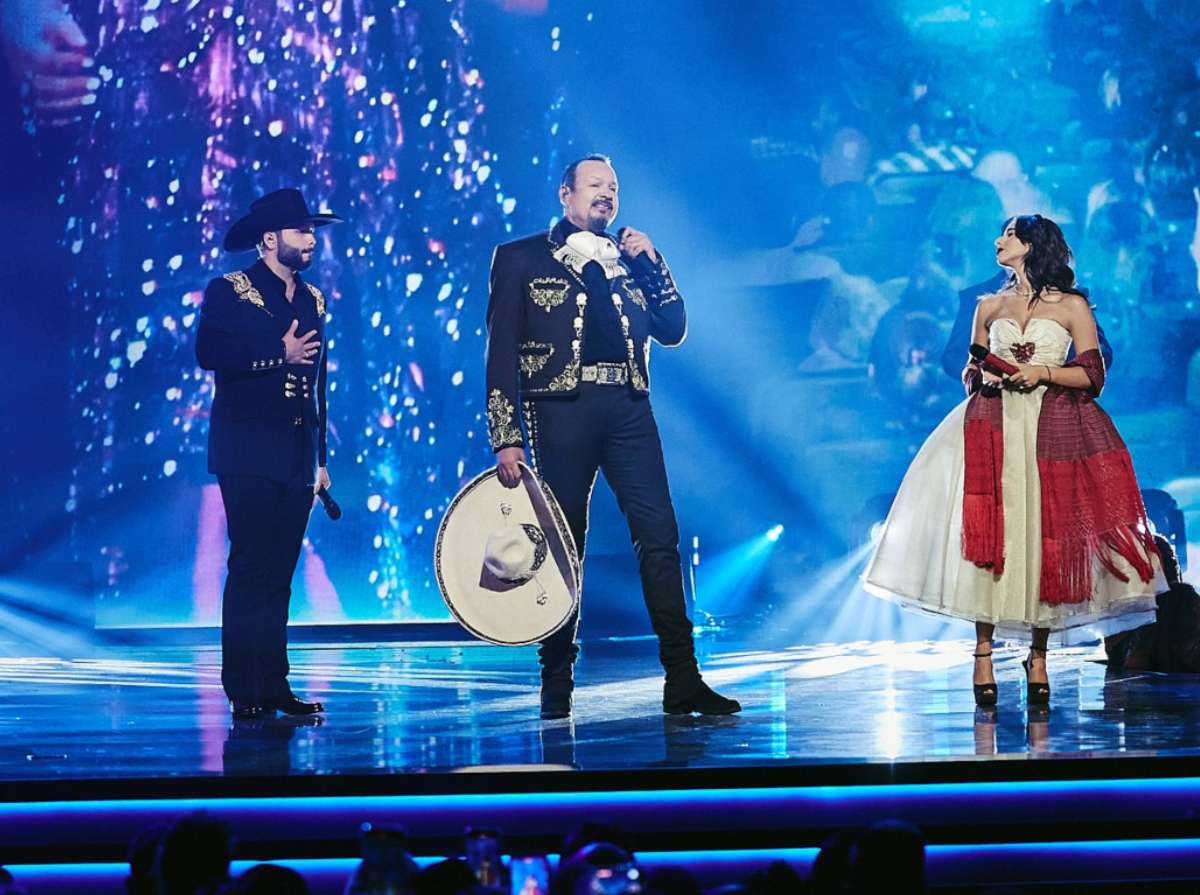 Shakira y Carin León triunfaron en el Premio Lo Nuestro 2025
