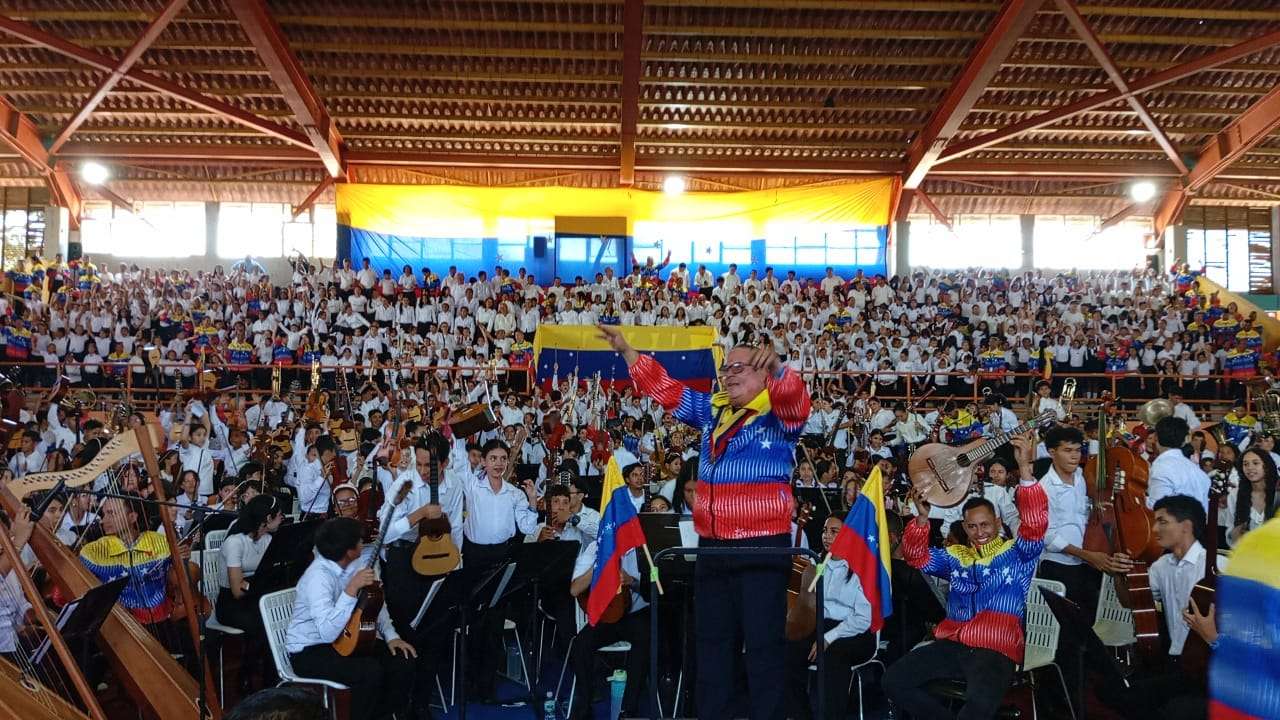 Un megaconcierto deleitó a barineses por el 50 aniversario del Sistema de Orquestas 