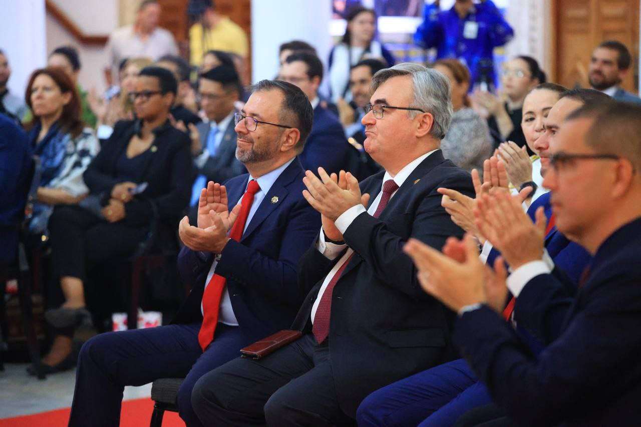 Canciller Gil intercambia ideas y proyectos conjuntos con embajador ruso