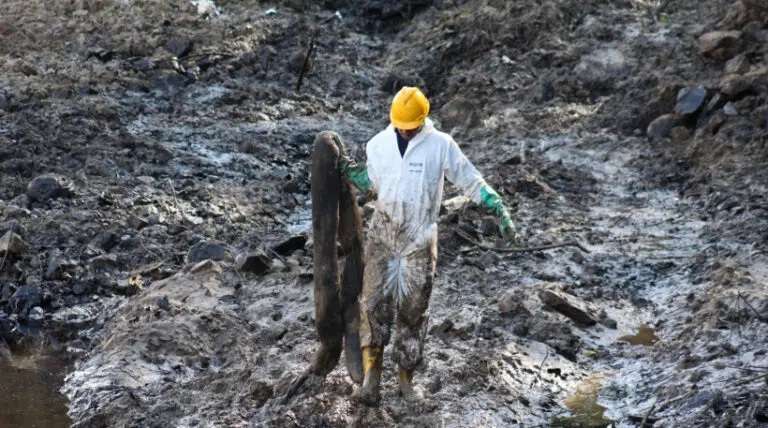 Derrame de crudo en Ecuador deja sin agua a más de 500 mil pobladores