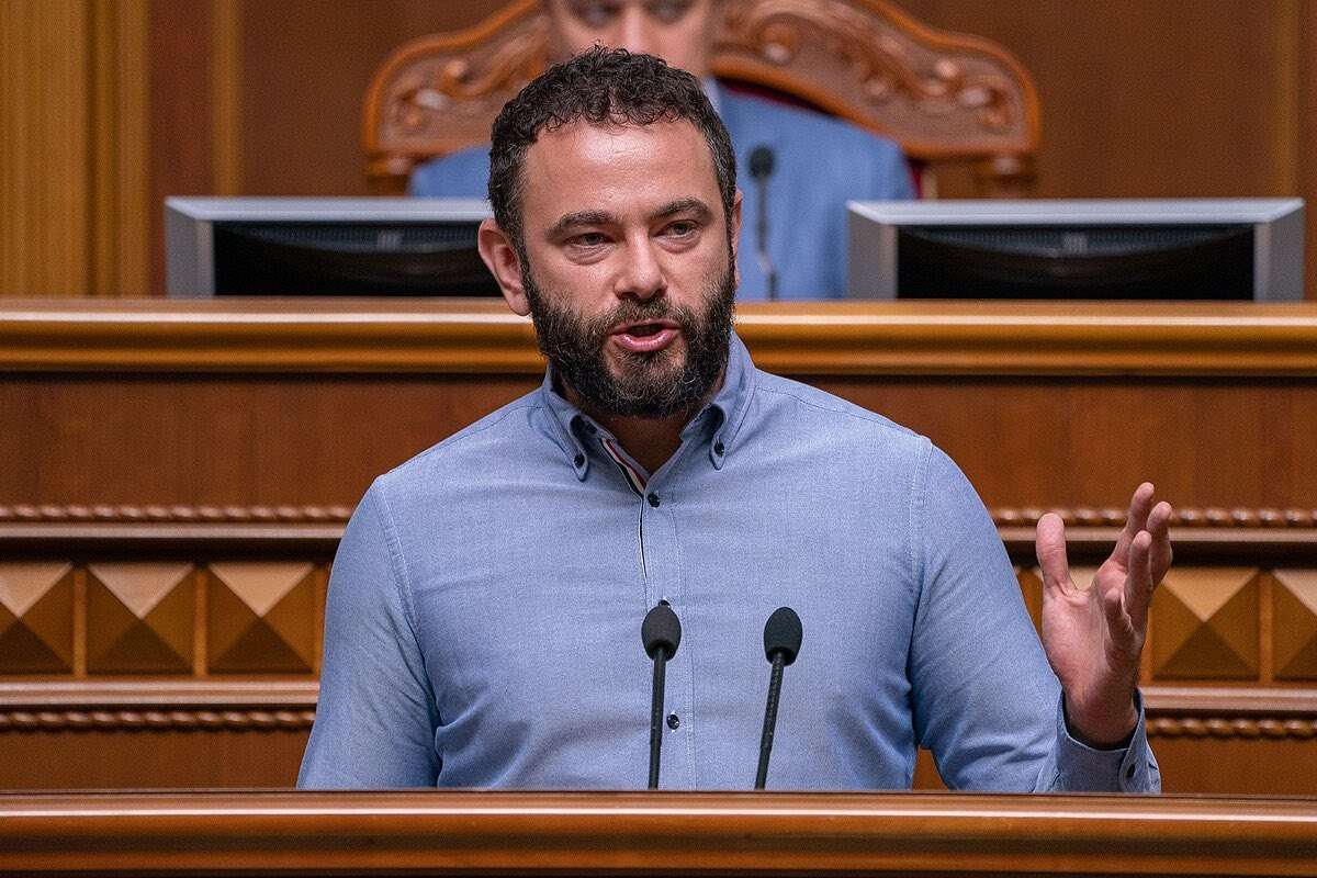 Diputado ucraniano impulsará juicio político en el Parlamento contra Zelenski