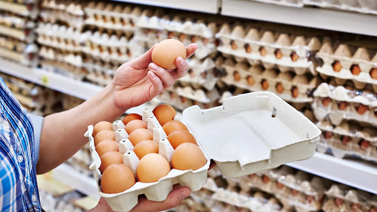 Estadounidenses enfrentan escasez y precios altos de los huevos