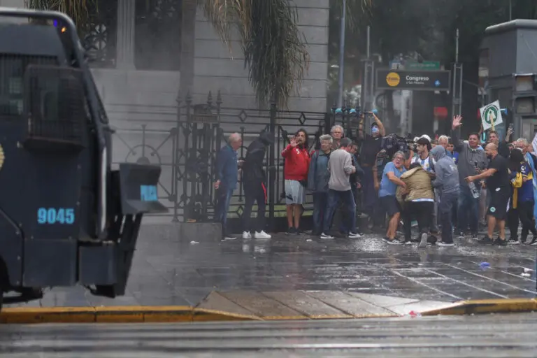 Gobierno de Milei vuelve a reprimir protesta de jubilados en Argentina
