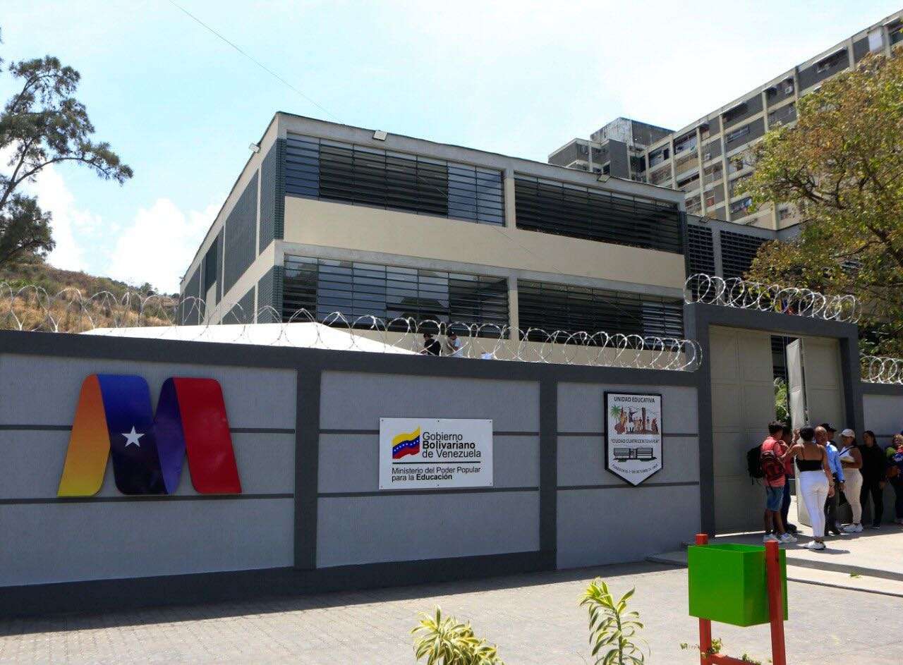 Gobierno repotencia escuela Ciudad Cuatricentenaria de Caricuao