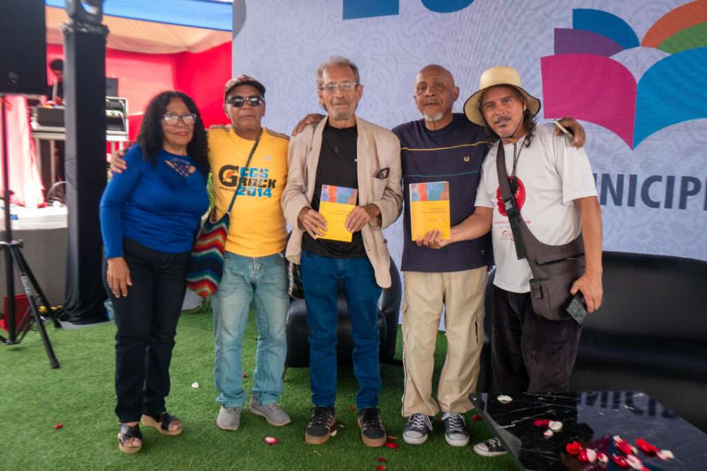 Julio Valderrey presentó su libro Papeles de ocio