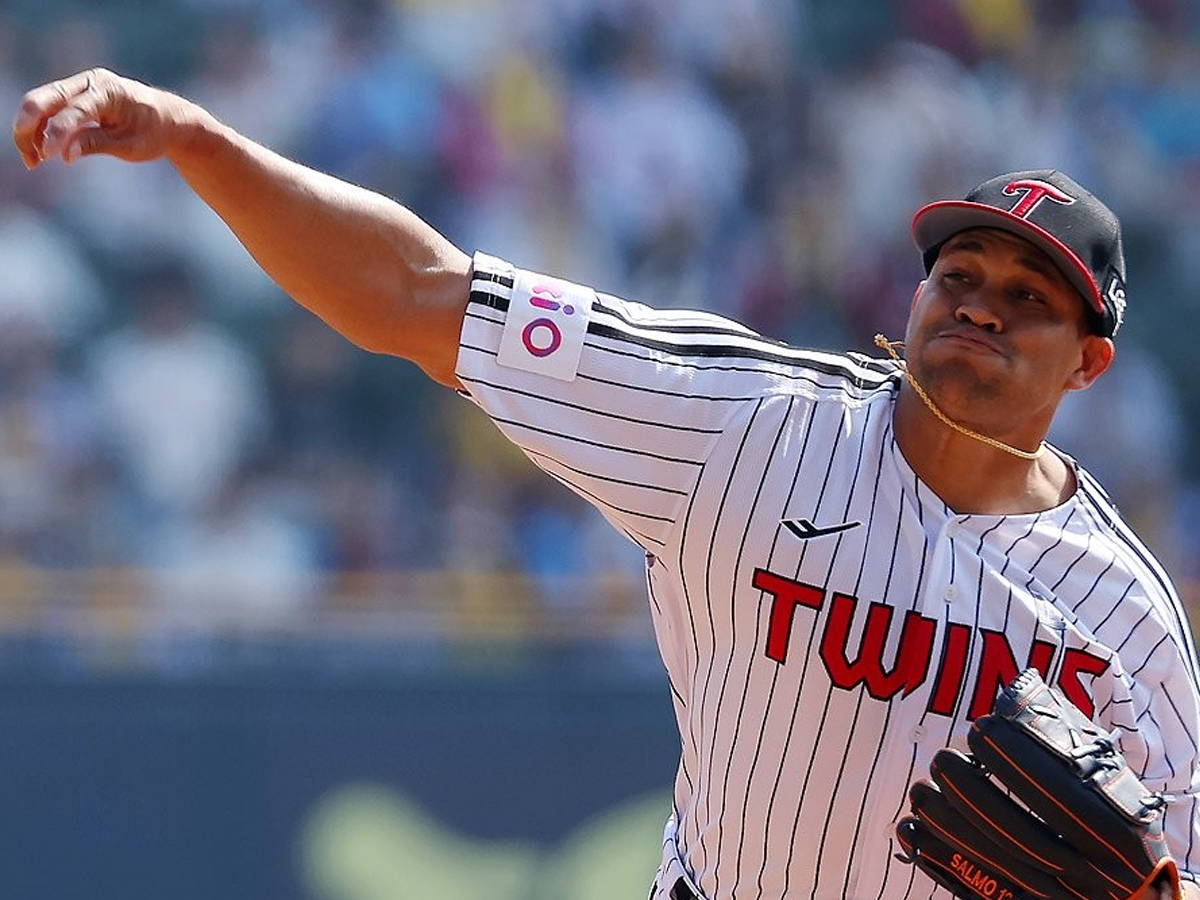 Yonny Chirinos ganó en el Opening Day de la KBO