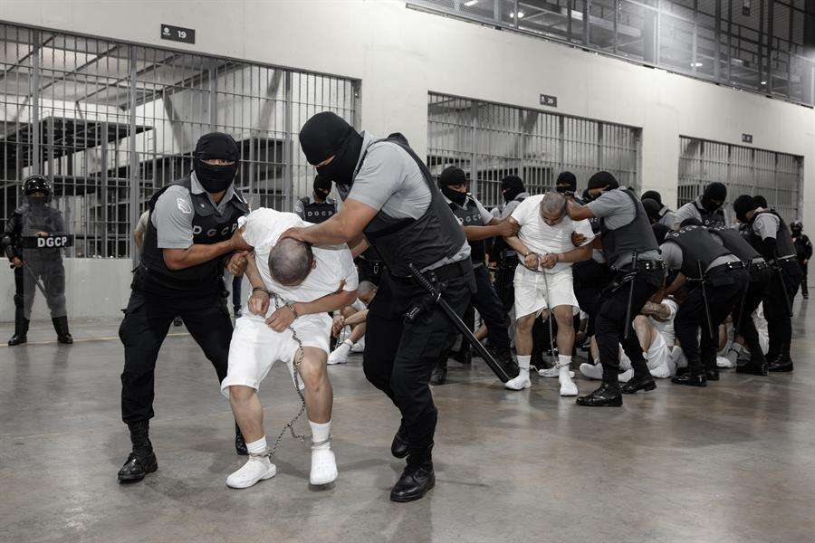 Piden a Corte Suprema de El Salvador que declare "inconstitucional" reclusión de venezolanos