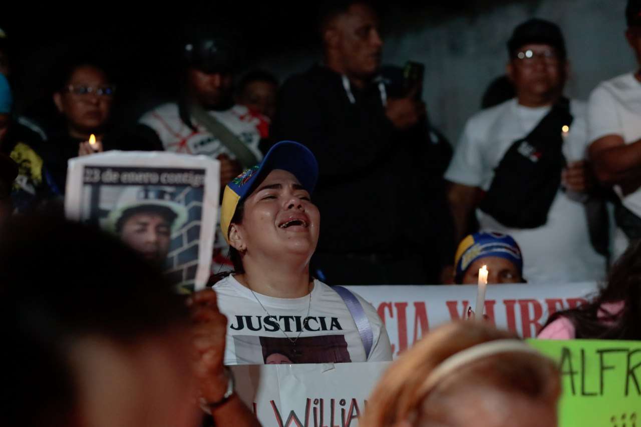 Realizan vigilia frente a la embajada de El Salvador