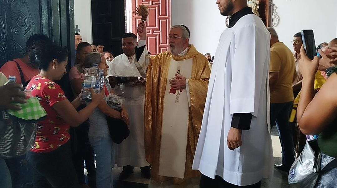 Tuyeros celebran la pascua con bendición de agua y fuego