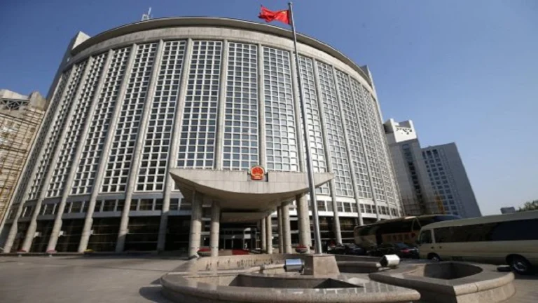 China advierte a EEUU que no juegue con fuego