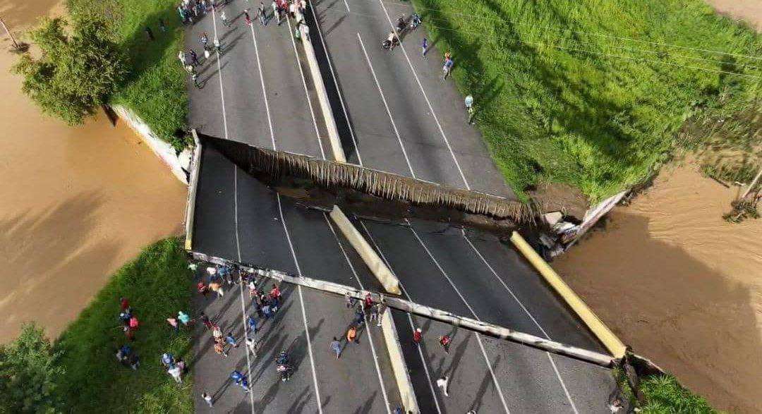 Colapsó puente en la autopista José Antonio Páez 