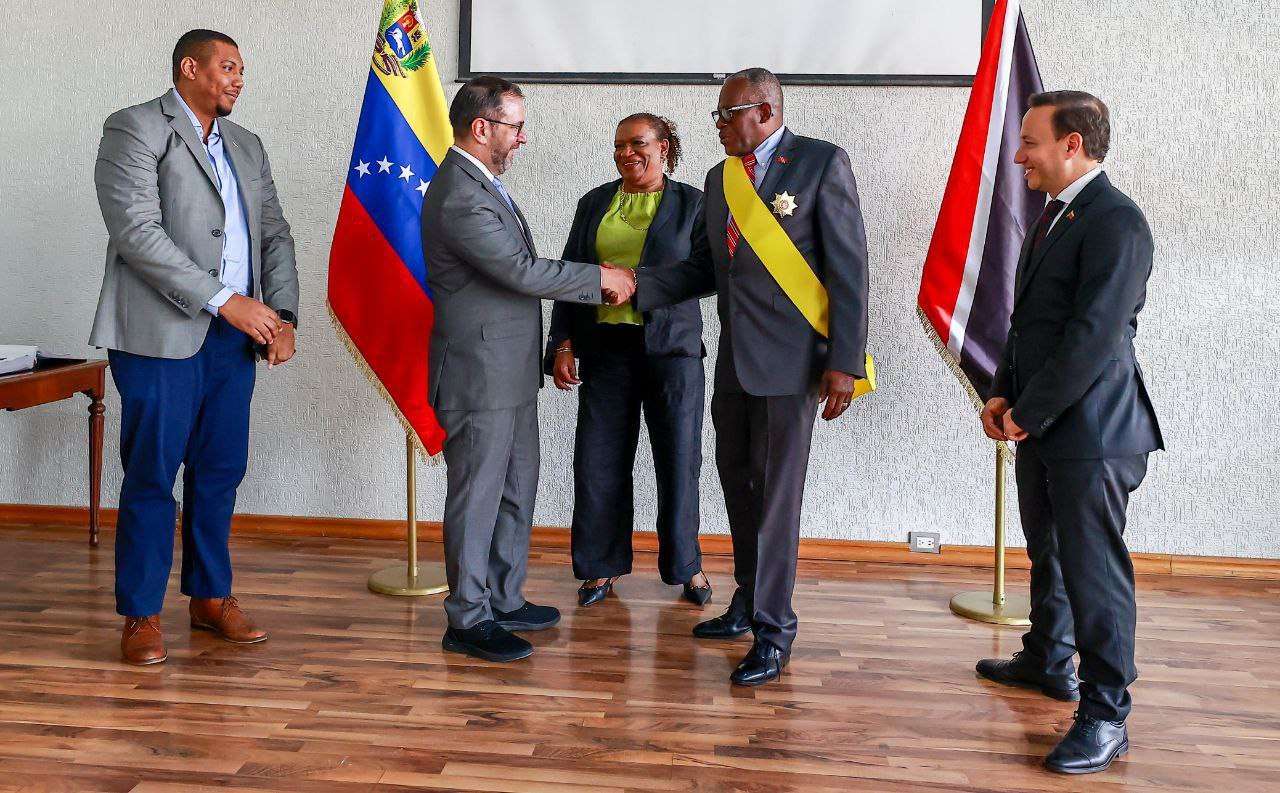 Embajador trinitario es condecorado al culminar misión diplomática en Venezuela