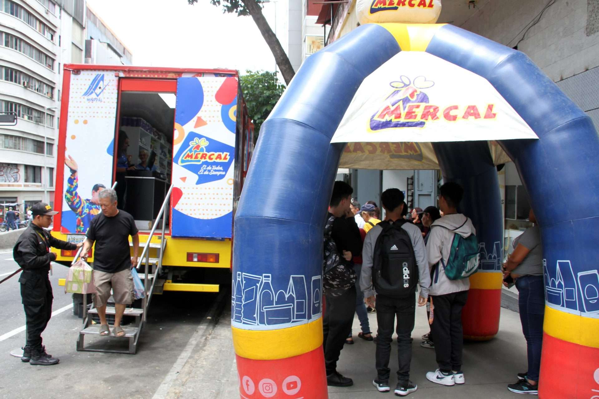 Mercal recorre Caracas con sus bodegas móviles