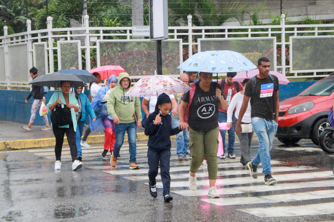 Perturbación atmosférica causó lluvias en la capital