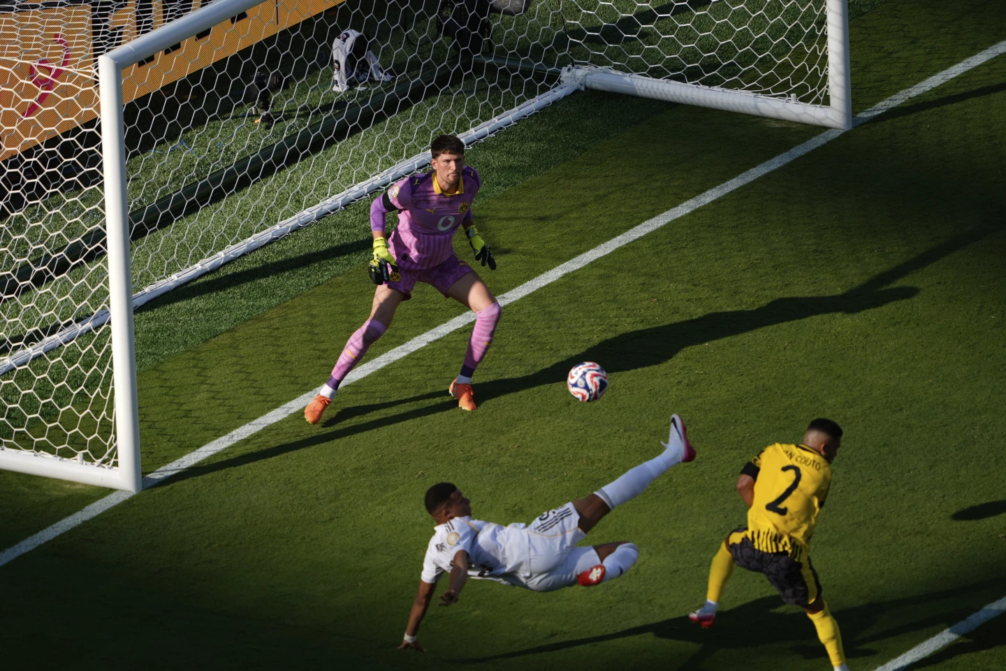 Real Madrid pasa a semifinal del Mundial de Clubes en final complicado