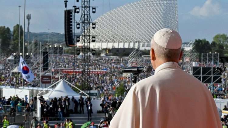 El Papa dice estar cerca de los jóvenes que sufren por la guerra