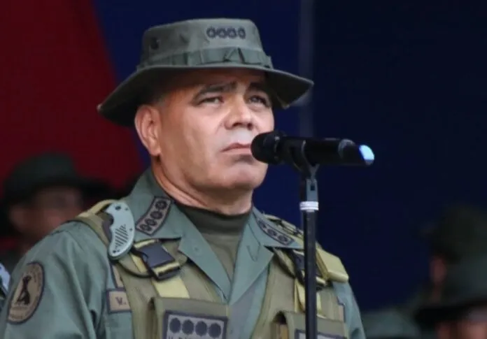 Padrino López envió mensaje a los "politiqueros del teclado"