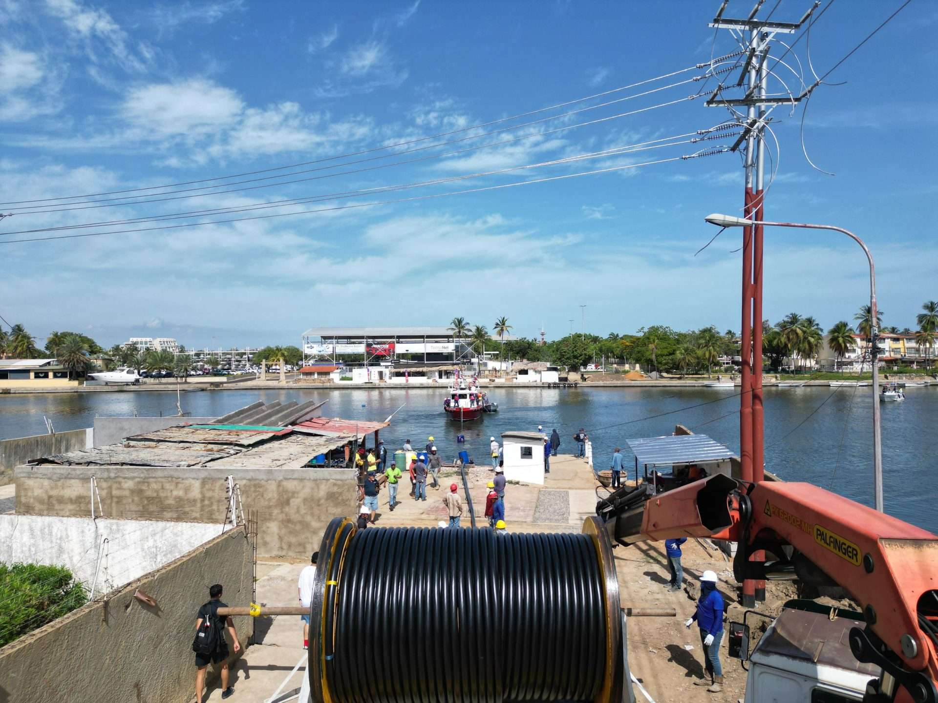 Inició sustitución de cable submarino en canal marítimo de Puerto la Cruz