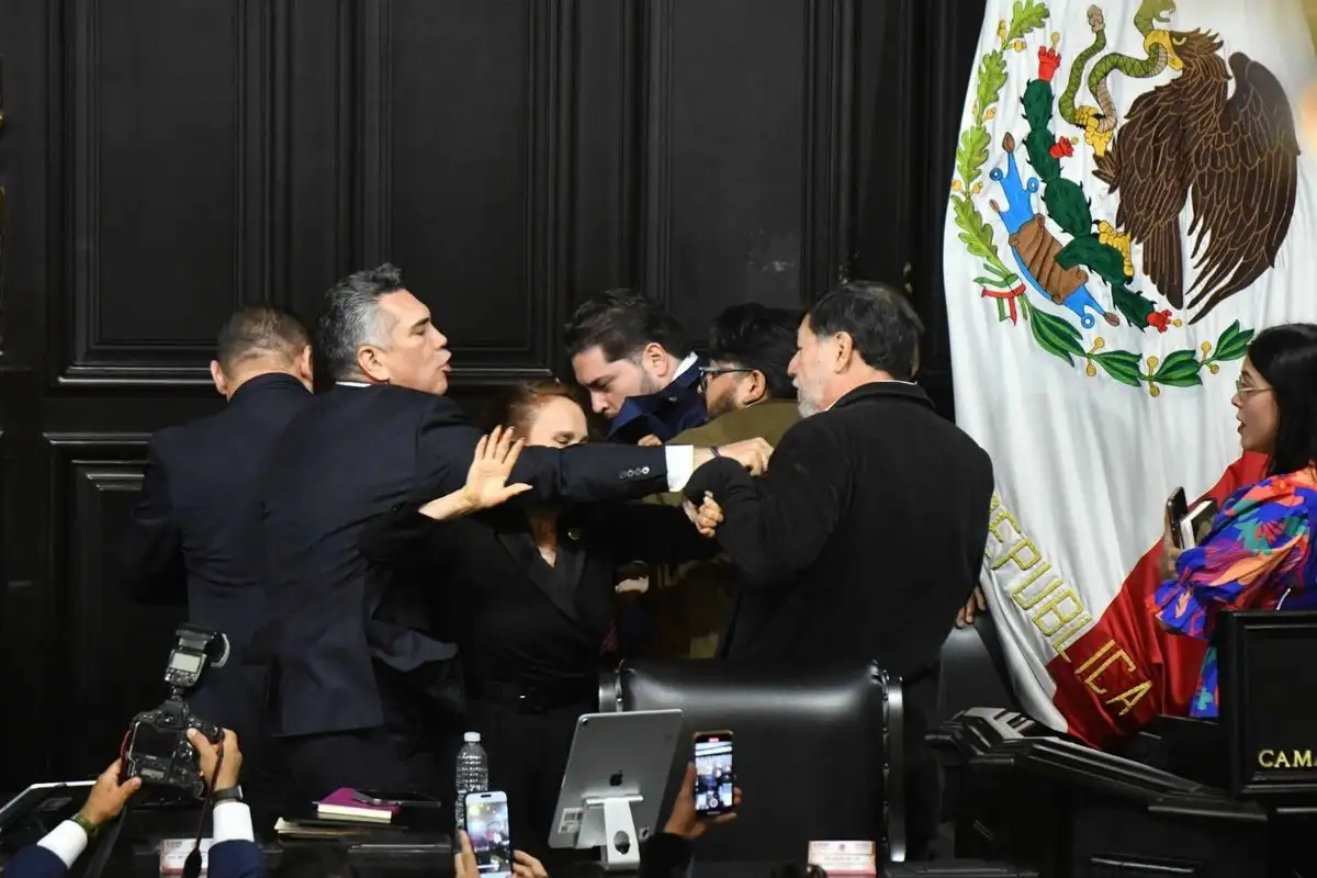 Opositor del PRI agrede con golpes al presidente del Senado mexicano