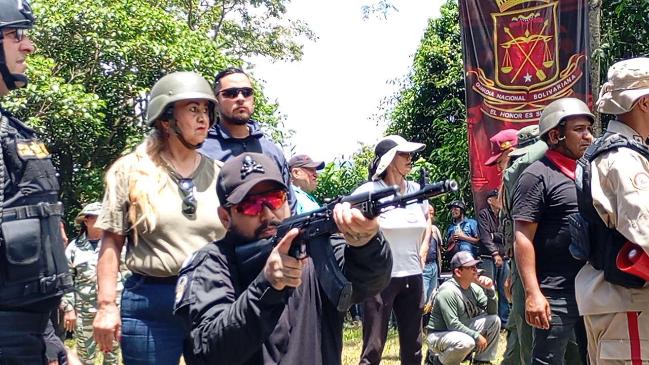 El pueblo se prepara en los cuarteles del país para defender la patria