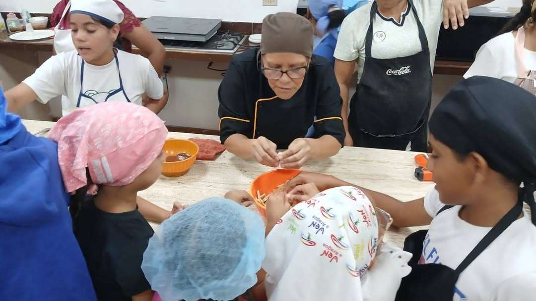 Escuela de Chocolatería de la Alba recibió a niños de Aragua