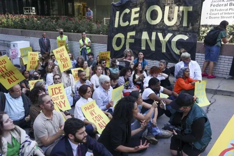 Nueva York protesta contra políticas migratorias de Trump y exige la paz en Gaza