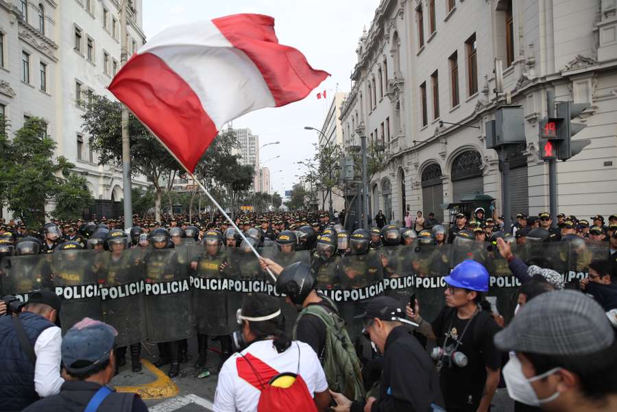 Policía reprime protesta contra el Gobierno de Dina Boluarte