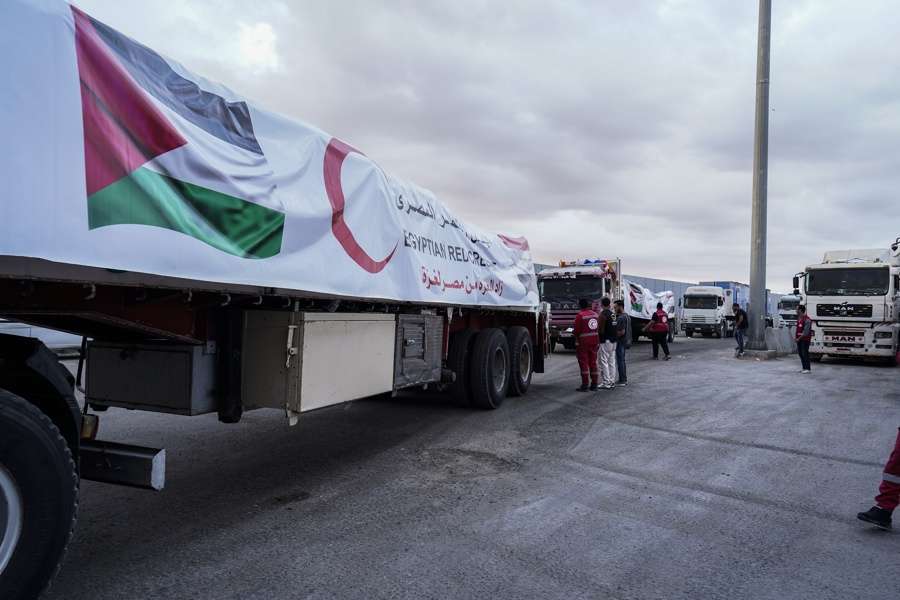 Camiones con ayuda humanitaria empiezan a ingresar a Gaza desde Egipto