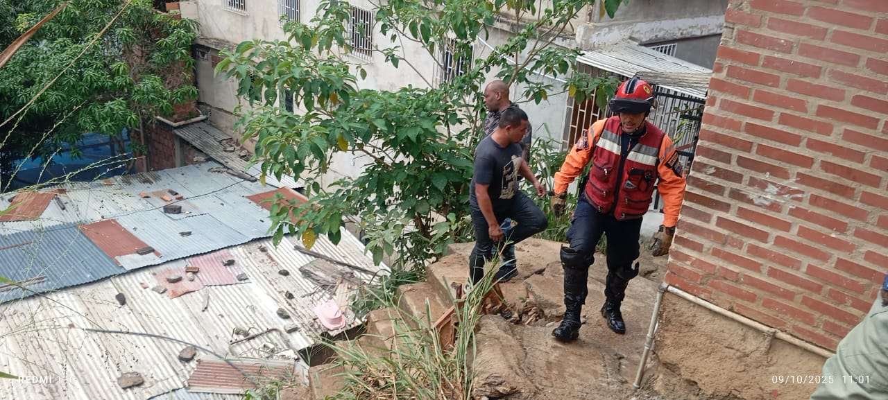 El Hatillo: 30 viviendas en alto riesgo colapsaron por ruptura de tubería
