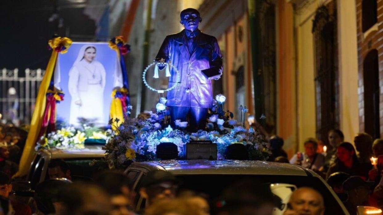 Procesión desde La Pastora acompañó a los dos santos venezolanos