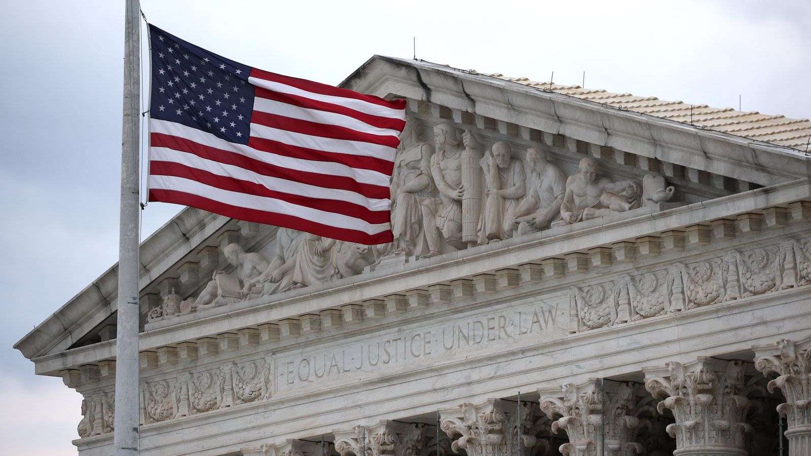 Corte Suprema de EEUU podría declarar ilegales aranceles de Trump